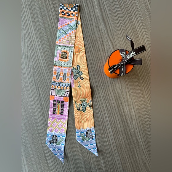 Hermes super silk quest twilly